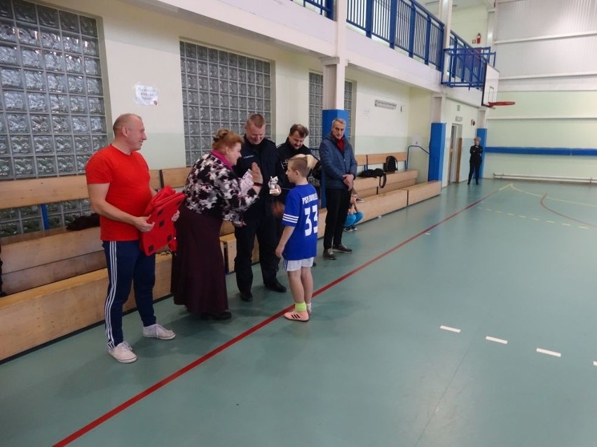 Mikołajkowy Turniej Piłki Nożnej dla uczniów szkół podstawowych o puchar komendanta powiatowego policji w Zwoleniu. Zwyciężyli zwoleniacy 