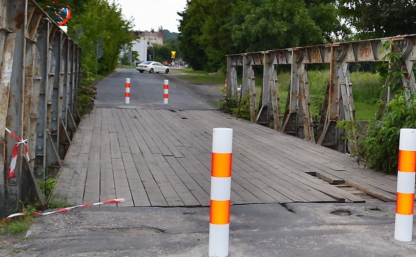 Samochody podjeżdżają do mostku. Kierowcy widzą słupki i...