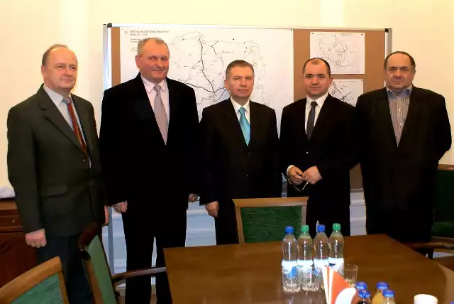 Od lewej: Andrzej Moskwa- burmistrz Iłży, Andrzej Przygoda- wójt Brodów, Kazimierz Cymerys- NIK, Zbigniew Rynasiewicz- wiceminister, Bogusław Włodarczyk- starosta opatowski