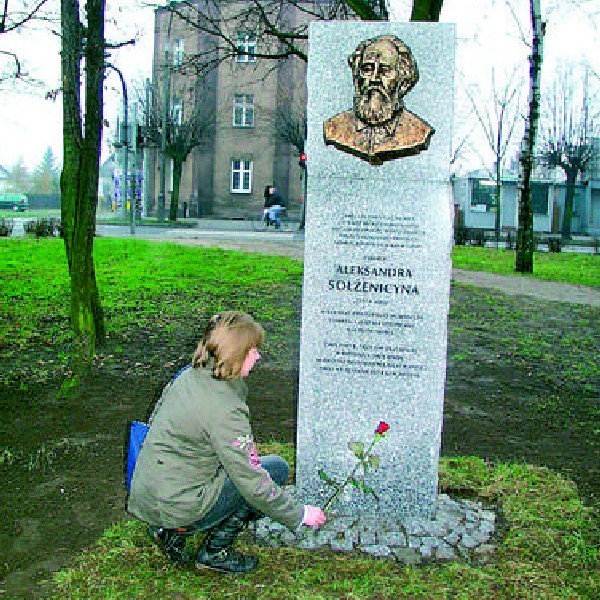 Brodnicki obelisk ku czci autora "Archipelagu Gułag&#8221;