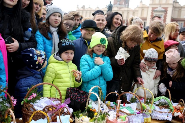 31.03.2018 krakow, rynek glowny, wielka sobota, swiecenie pokarmow, nzfot. andrzej banas / polska press