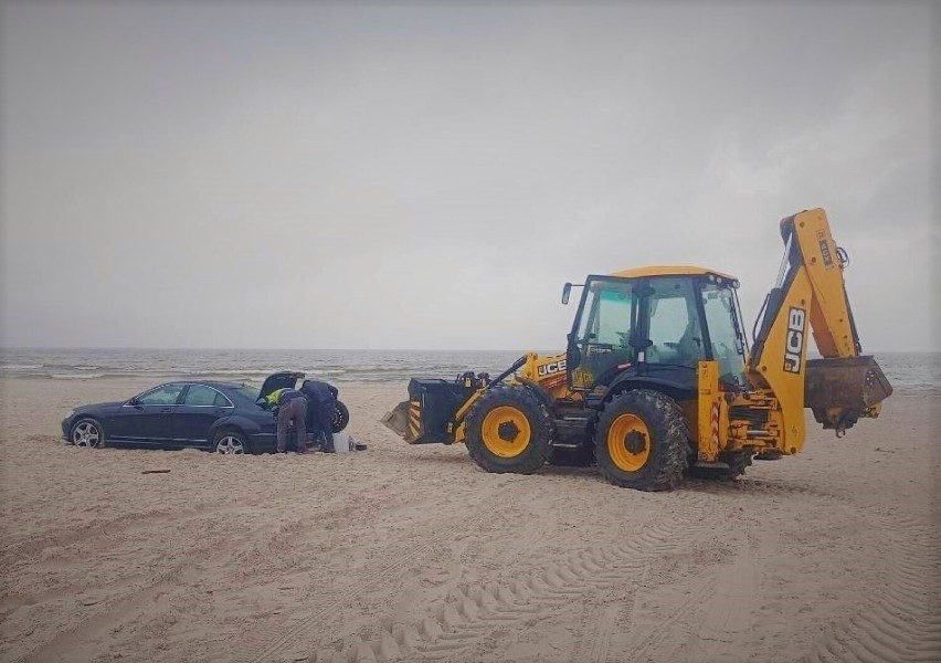 Wjechał Mercedesem na plażę w Dębkach i już z niej nie...