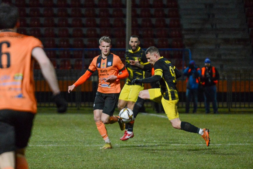 3. liga. W meczu na szczycie KSZO 1929 Ostrowiec przegrał z Wieczystą Kraków 0:1. Stracił gola w doliczonym czasie gry. Zobacz zdjęcia