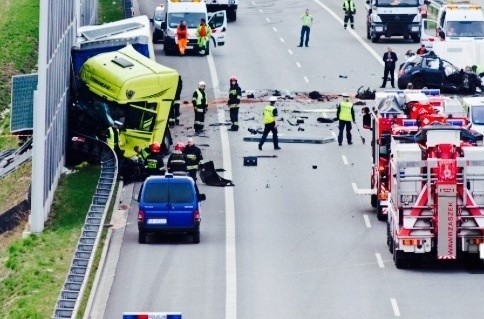 Makabryczny wypadek na autostradzie A1 w Bytomiu. Samochód...