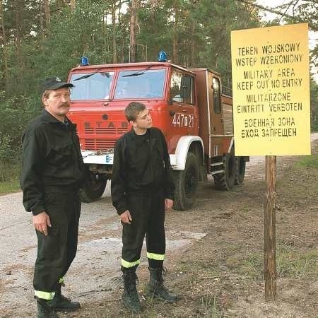O bezpieczeństwo dbają żołnierze, a także np. strażacy-ochotnicy z Trzebowa. Swój leśny teren doglądają m.in. Zbigniew Śliwiński i Tomasz Ziobro.