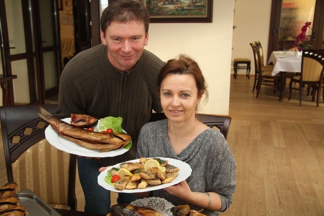 Teresa i Grzegorz Wójciccy i ich sztandarowe potrawy - wędzony amur i karp oraz smażony Karp Królewski z Bud.