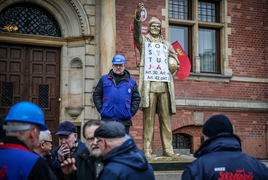 Przedstawiciele "Solidarności" ze złotym pomnikiem Donalda Tuska pod Radą Miasta Gdańska. To protest w sprawie uchwał o księdzu Jankowskim