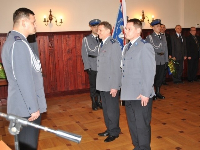 Podkomisarz Tomasz Ambrożuk (z prawej) zastąpił na stanowisku komendanta komisariatu w Drezdenku nadkomisarza Andrzeja Mirona (drugi z lewej).