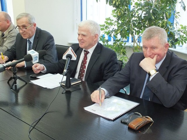 Radni powiatowi na konferencji prasowej. Od lewej: Jan Wzorek, Andrzej Matynia, Marian Mróz.