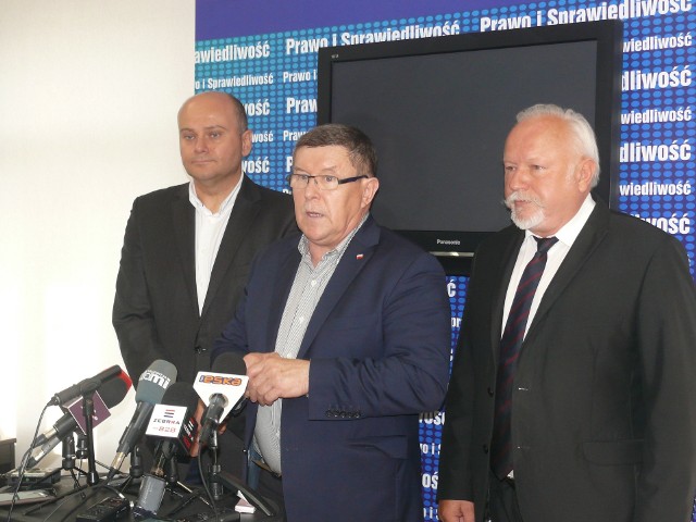 O rządowych programach dla rolników mówili; od lewej: Andrzej Kosztowniak, Zbigniew Kuźmiuk i Dariusz Bąk.
