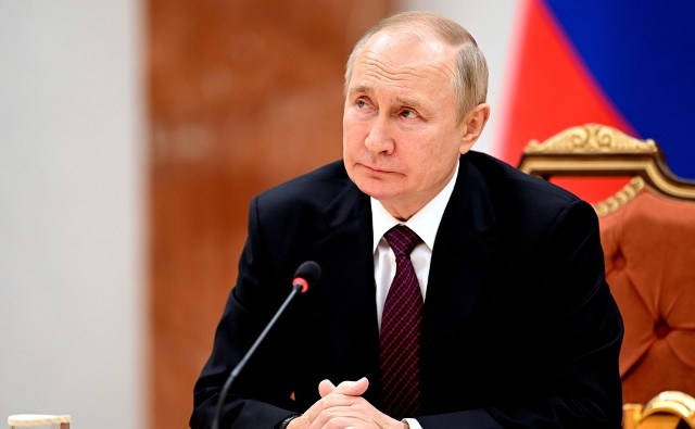 Władimir Putin udał się na Białoruś. Na nagraniu wyraźnie widać, że rosyjski prezydent utyka