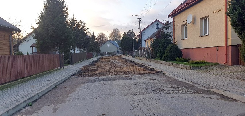 W Nowogrodzie ruszyły prace modernizacyjne czterech dróg gminnych. Koszt to ponad 1,3 mln złotych