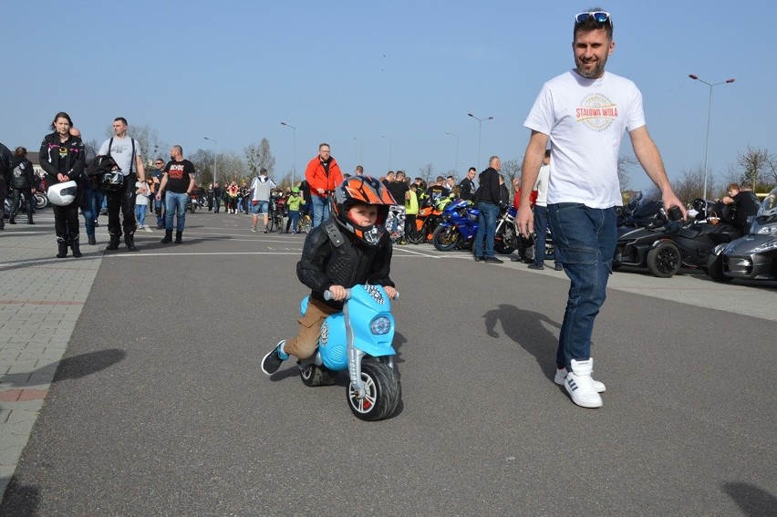 Motoświęconka w Stalowej Woli. Motocykliści przyjechali z koszyczkami na święcenie pokarmów wielkanocnych. Zobacz zdjęcia