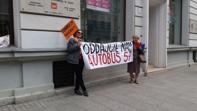 Protestujący zbierali podpisy pod petycją o przywrócenie dawnych tras autobusów jadących na Doły. 