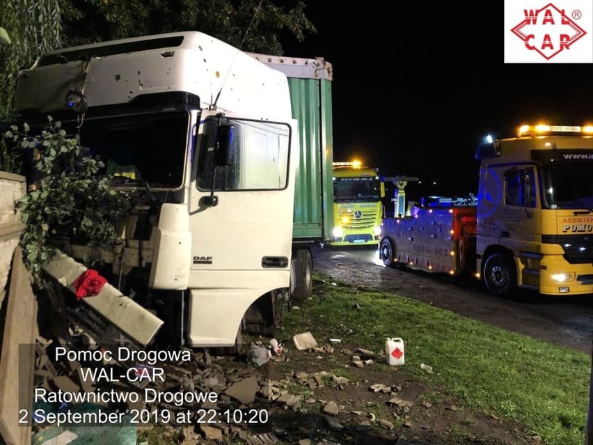 Wypadek na DK 1 we Wrzosowej ZDJĘCIA Ciężarówka uderzyła w betonowe ogrodzenie