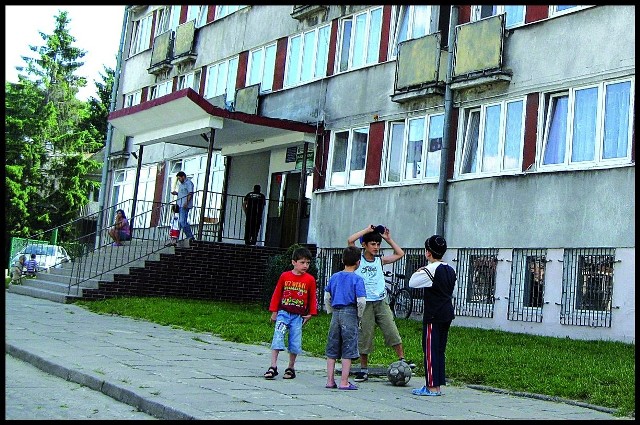 Czeczeni w ośrodku przy ul. Wesołej mieszkają przez rok. Po uzyskaniu statusu uchodźcy szukają w mieście mieszkań do wynajęcia.
