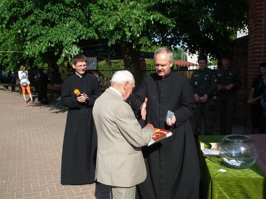 Zwycięzcom osobiście gratulował ksiądz Bernard Kasprzycki.