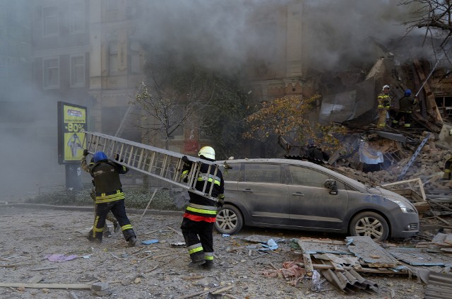 Jeden ze zniszczonych budynków podczas ataku dronów kamikaze. Na Ukrainie zniszczono już co trzecią elektrownię - szacują władze