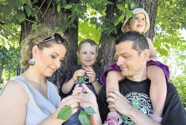 Beata i Wojciech Kiewisz chcą posłać dzieci (5-letniego Leo i 3-letnią Jagnę) do "Trampoliny"