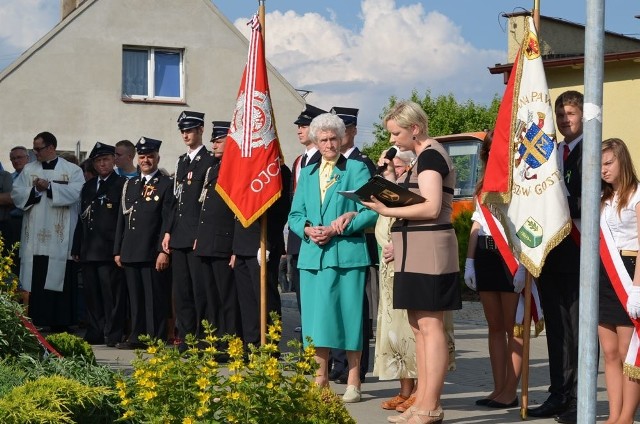 Odsłonięcia tablicy dokonali były proboszcz parafii w Wielkim Mędromierzu ks.Jan Trzebiatowski, mistrzyni w rzucie oszczepem Irena Górska, Stefania Pawska, jedna z najstaryszch mieszkanek wsi i Genowefa Osowicka.