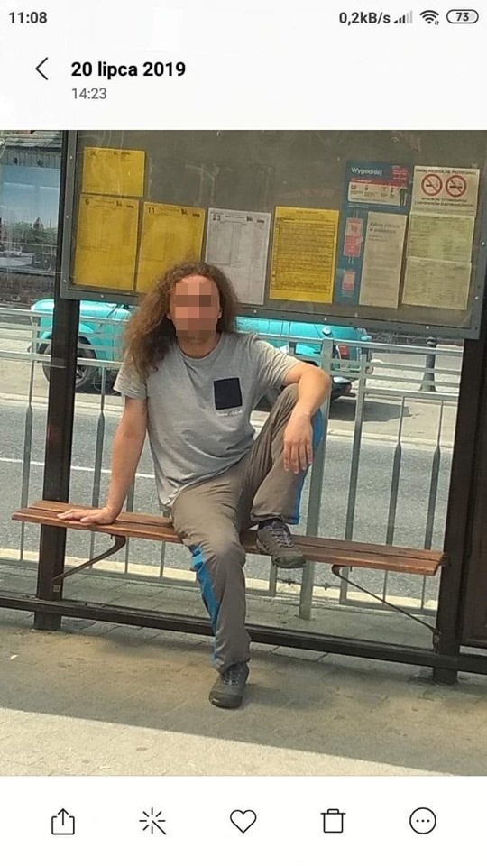 Młody człowiek podbiega do siedzącego na przystanku...
