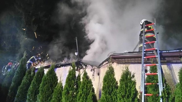 Zgłoszenie dotyczyło pożaru kotłowni w budynku jednorodzinnym w Piotrkowicach (gmina Inowrocław). Gdy strażacy przybyli na miejsce, ogniem objęta byłą już cała konstrukcja dachu