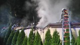 Nocny pożar domu w Piotrkowicach. Z ogniem walczyło 11 jednostek straży pożarnej