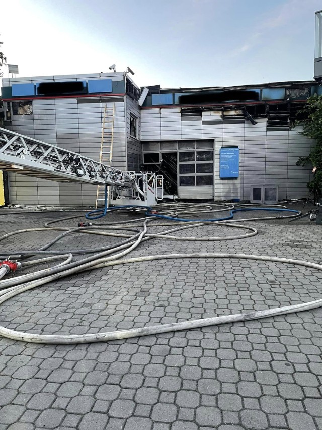 Duży pożar warsztatu samochodowego w Tczewie. Gasiło go 11 zastępów straży pożarnej