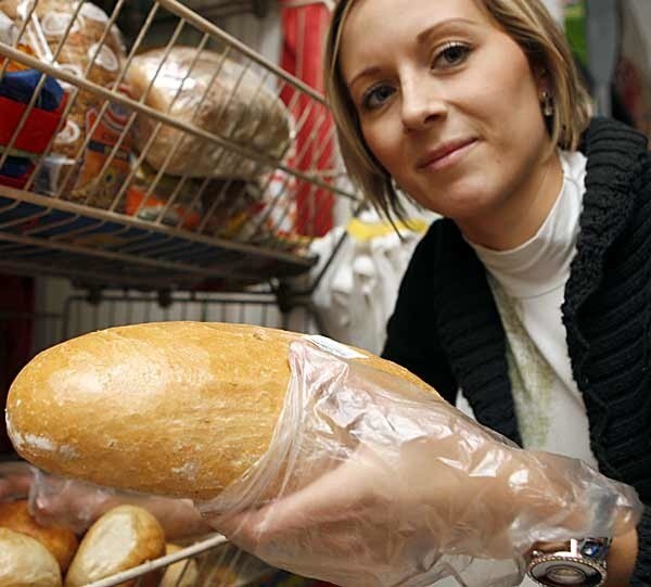 Na zdj. Syliwa Górak ze sklepu "Polonez&#8221; w Rzeszowie: Nigdy nie podaję chleba i bułek gołymi rękami. Zawsze mam naciągnięte foliowe osłonki. 