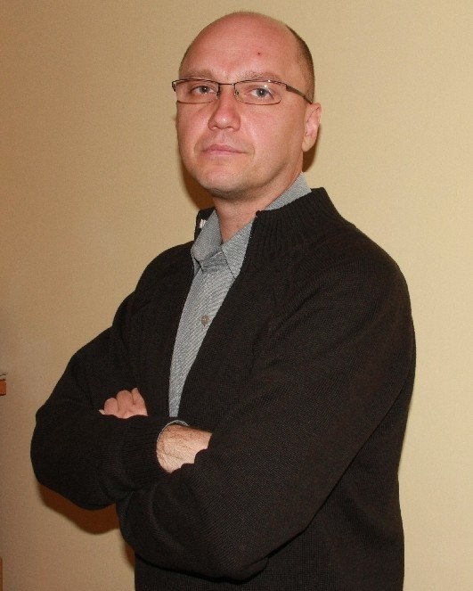 Grzegorz Rydzanicz ma 37 lat. Z wykształcenia jest politologiem, absolwent Uniwersytetu Zielonogórskiego i studiów podyplomowych na Uniwersytecie Adama Mickiewicza w Poznaniu, ma uprawnienia Ministra Skarbu Państwa do zasiadania w organach nadzorczych spółek handlowych.