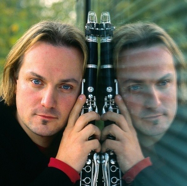 Wojciech Mrozek jest jednym z najwybitniejszych współczesnych klarnecistów. W swoich projektach łączy role: wszechstronnego instrumentalisty, kompozytora, dyrygenta i profesjonalnego menedżera sztuki.