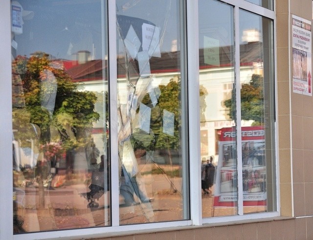 Zniszczona witryna jednego ze sklepów przy placu Bartosza Głowackiego w Tarnobrzegu.
