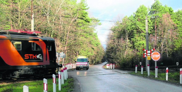     Jeden z przejazdów  leży pomiędzy Grębowem a Kępiem Zaleszańskim. Kierowców zatrzymuje przed przejazdem oznakowanie. Ponadto w chwili przejazdu pociągu słychać sygnał dźwiękowy.   