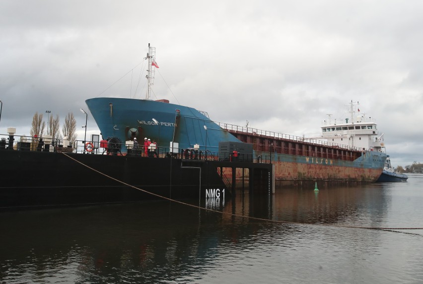 Norweski statek "Wilson Perth" o długości 90 metrów i...