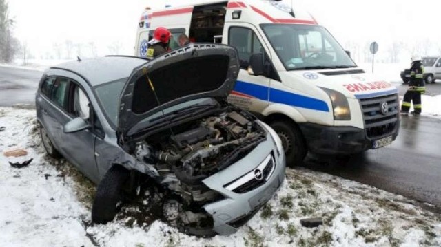 Na skrzyżowaniu dwóch dróg powiatowych w Michorzewie często dochodzi do wypadków. W czwartek zderzyły się tutaj dwa auta osobowe - dwa ople