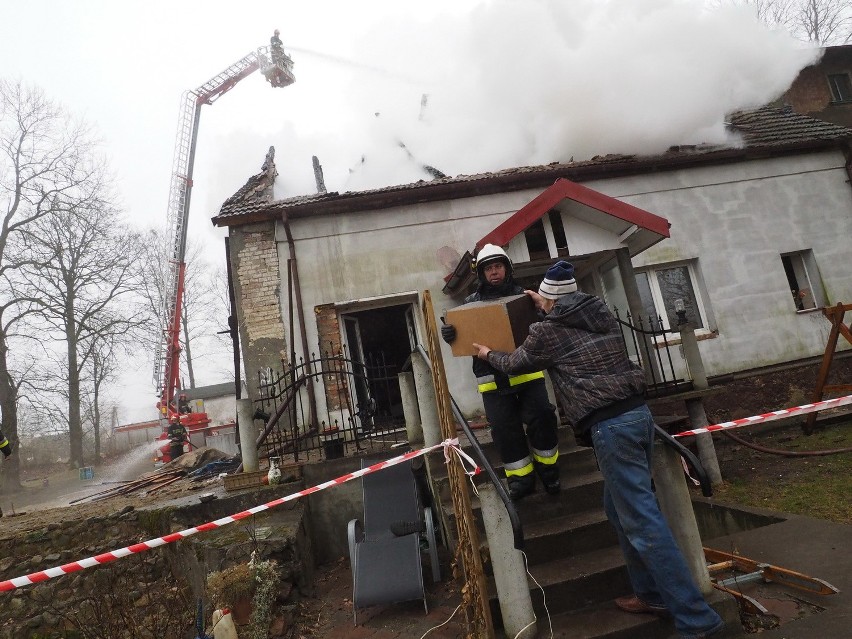 Pożar domu w Bukowie pod Polanowem. Ogień był tak gwałtowny,...