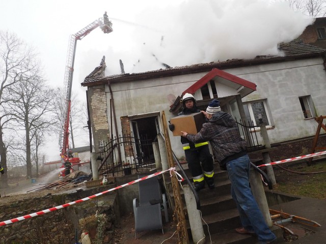 Pożar domu w Bukowie pod Polanowem. Ogień był tak gwałtowny, że strażacy nie mieli czego ratować.