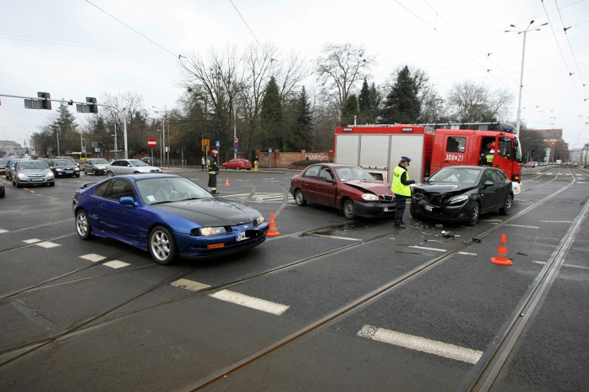 Wypadek na skrzyżowaniu Wyszyńskiego i Sienkiewicza. Trzy osoby są ranne (ZDJĘCIA)