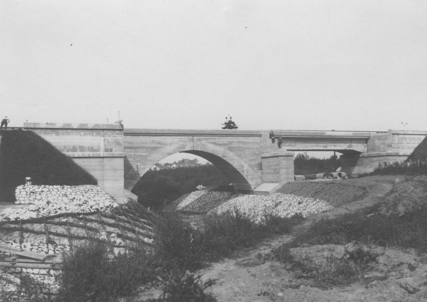 Betonowy most nad rzeka Białuchą w Czerwonym Prądniku.