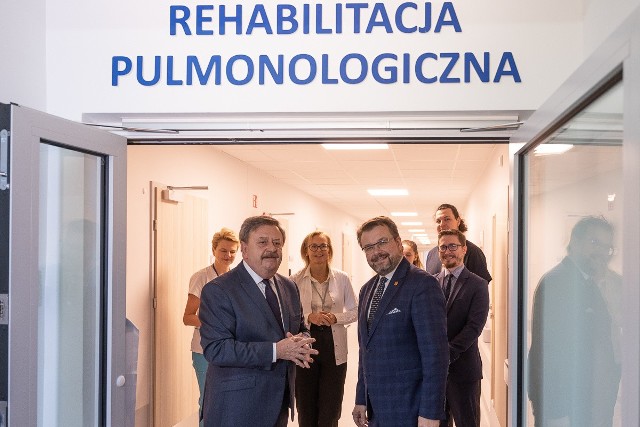 Oddział rehabilitacji pulmunologicznej szpitala w Łagiewnikach w Łodzi został otwarty w nowym, wyremontowanym miejscu. Trafią tu m.in. pacjenci po COVID-19