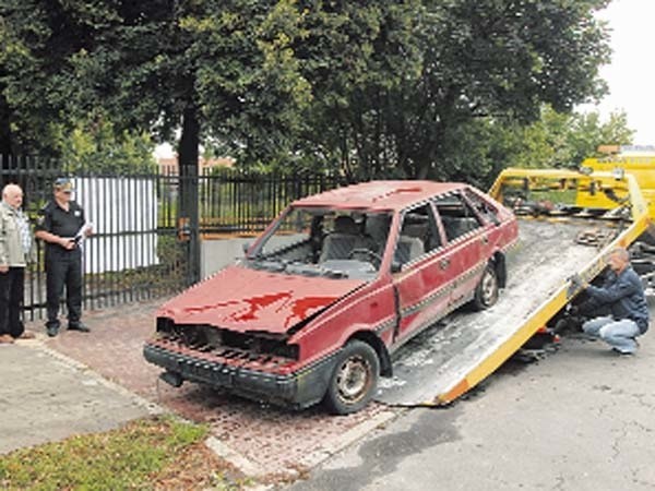 Wczoraj wrak poloneza został usunięty z pasa drogowego ulicy Chełmońskiego. 