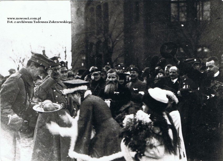 Powitanie wojsk polskich w styczniu 1920 roku. Mężczyzna z...
