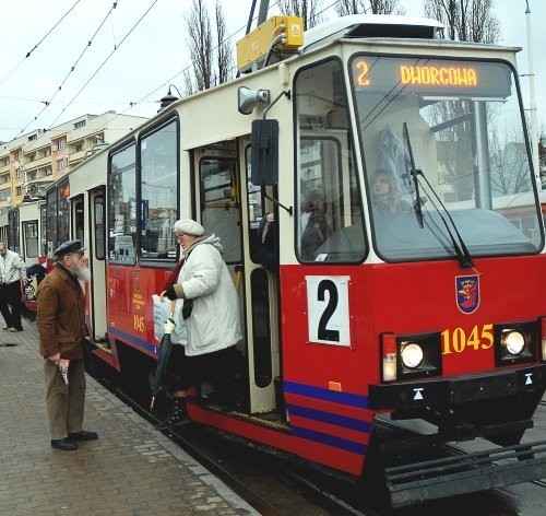 Fachowcy od komunikacji są zgodni, że &#8222;dwójka&#8221; powinna jeździć z Niebuszewa na Basen Górniczy, a nie do ul. Dworcowej. Taką potrzebę widzą też mieszkańcy.