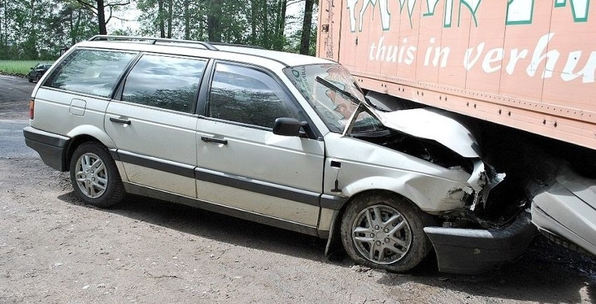 Mercedes nie ustąpił pierwszeństwa. Passat wbił się w ciężarówkę (zdjęcia)