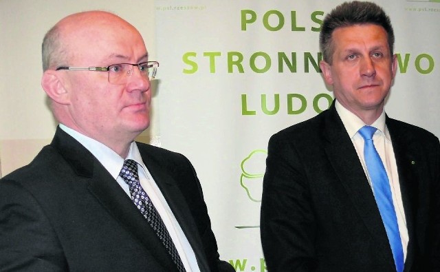 Andrzej Szlęzak i poseł Jan Bury w biurowcu Metalowiec, gdzie otworzone zostało biuro parlamentarne Polskiego Stronnictwa Ludowego.