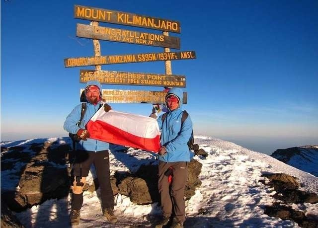 Wojciech Łopaciński z synem na szczycie Kilimandżaro