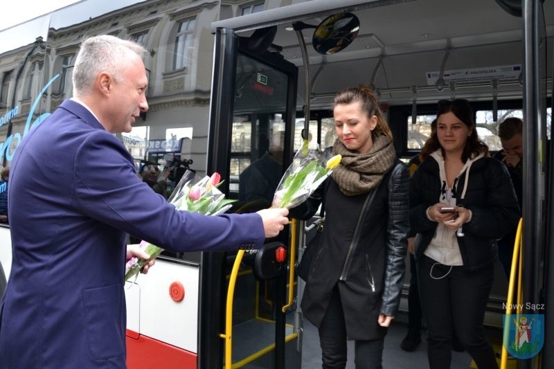 Ludomir Handzel w Dzień Kobiet. Szarmancki prezydent wręczał paniom kwiaty