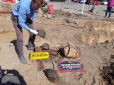 Trzy hełmy, bańka na bibmber i elementy zastawy - poniemieckie pozostałości odkryte podczas prac ziemnych przy dworcu w Lęborku 