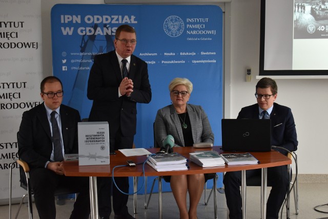 Naczelnik OBBH dr Daniel Czerwiński, dyrektor IPN Gdańsk prof. Mirosław Golon, Pomorski Kurator Oświaty Małgorzata Bielang, naczelnik OBEN Krzysztof Drażba