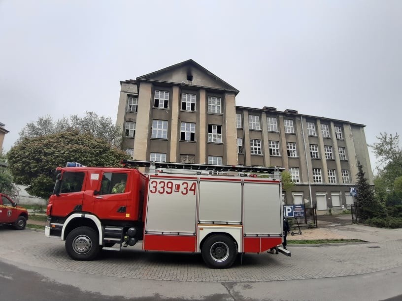 Pożar przy ul. Spokojnej w Lublinie. Ogień pojawił się w byłej szkole. Zobacz zdjęcia